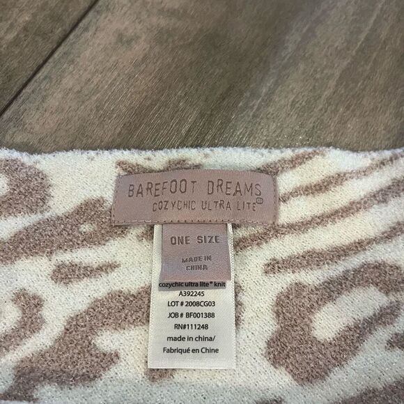 Barefoot Dreams Light Pink Pattern Poncho Women  OS - Picture 3 of 4